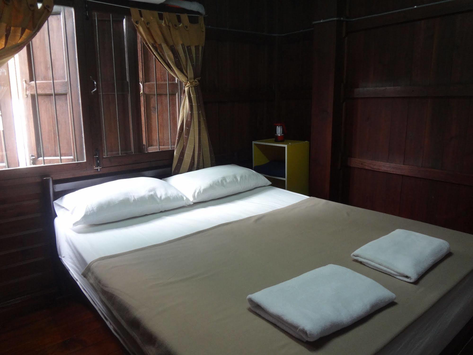 Baan Mai Guesthouse Мехонгсон Екстер'єр фото