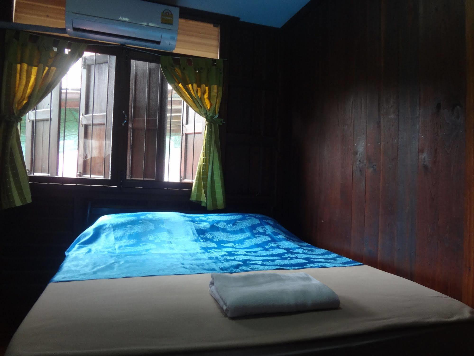 Baan Mai Guesthouse Мехонгсон Екстер'єр фото