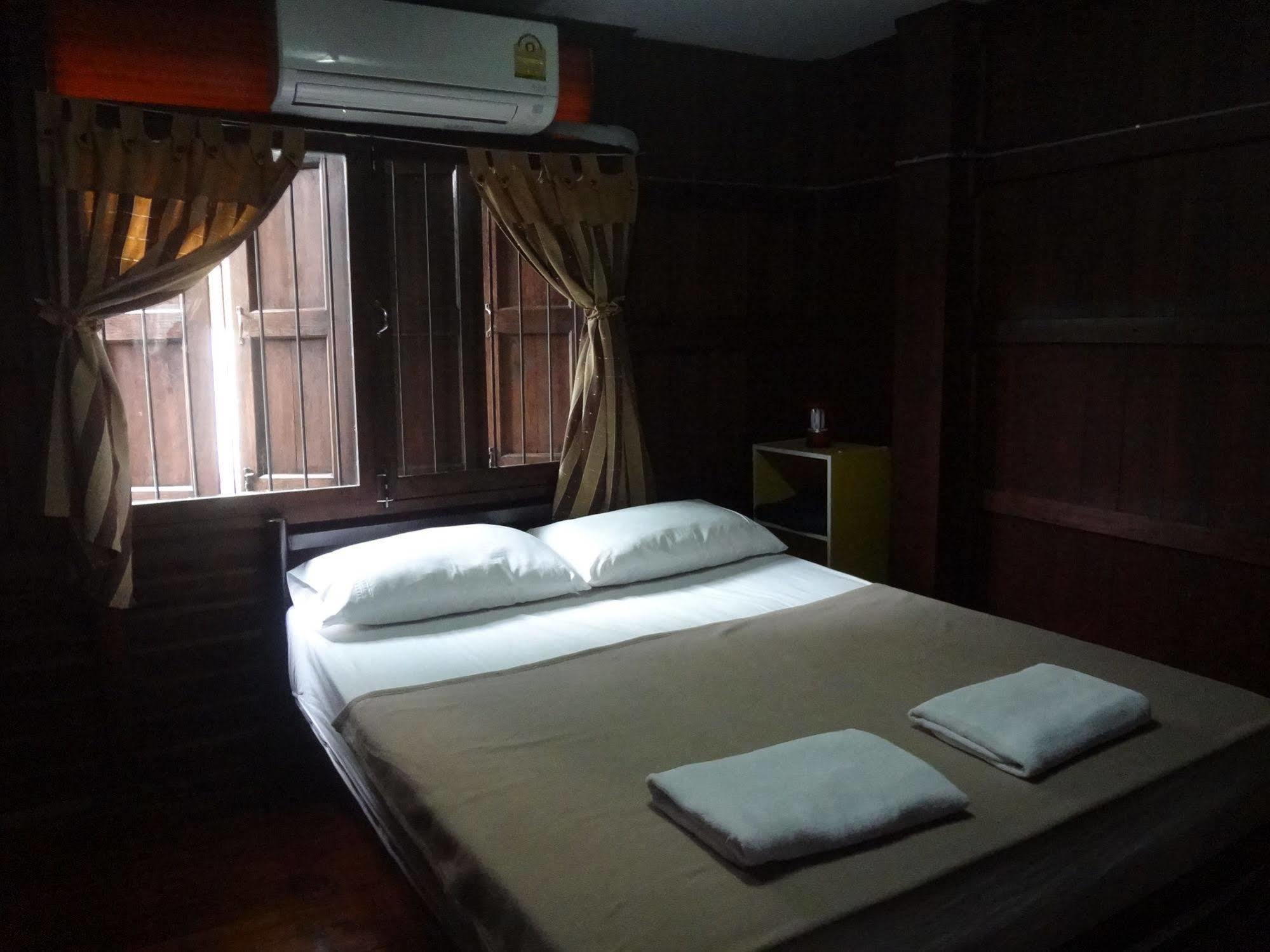 Baan Mai Guesthouse Мехонгсон Екстер'єр фото