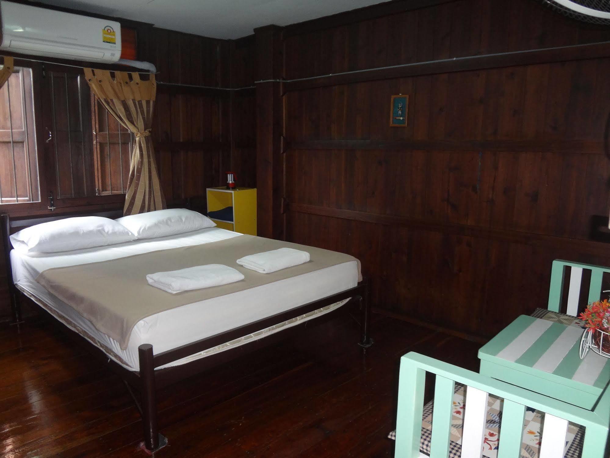 Baan Mai Guesthouse Мехонгсон Екстер'єр фото