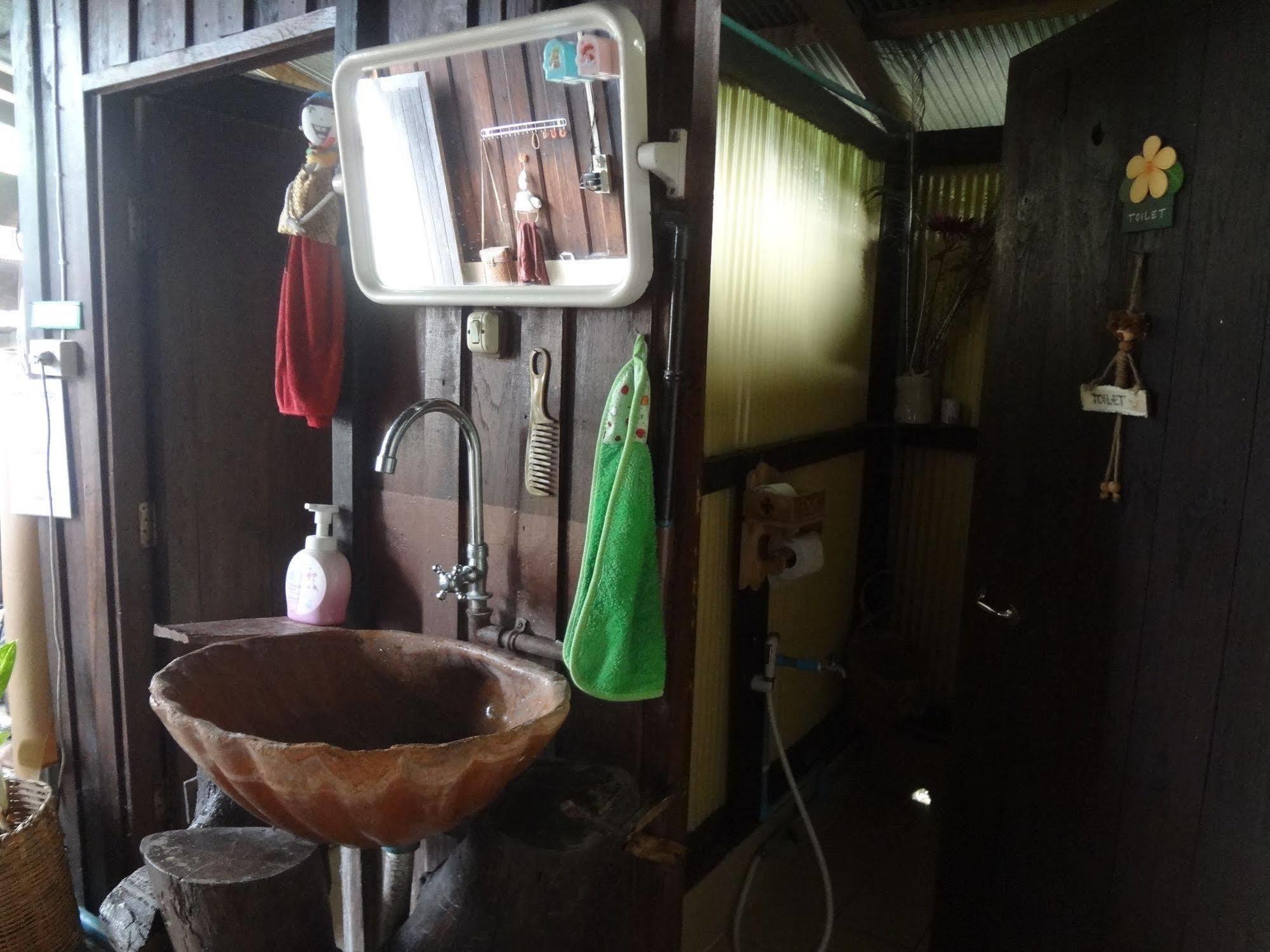 Baan Mai Guesthouse Мехонгсон Екстер'єр фото